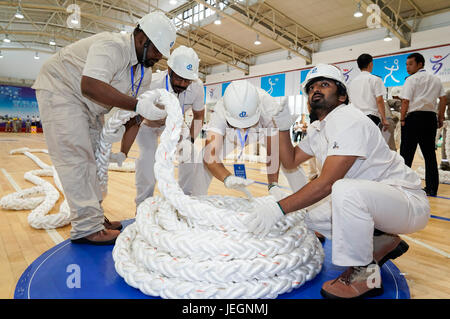 Zhoushan, China Zhejiang Provinz. 25. Juni 2017. Ausländische Seeleute konkurrieren in Kabel verdrehen Spiel während der 4. China Seemann Skills Competition in Zhoushan, Ost-China Zhejiang Provinz, 25. Juni 2017. Die 5-Tage-Wettbewerb startete hier am Sonntag. Insgesamt 525 Seeleute, darunter 34 Menschen aus China Taiwan, Macao und Hongkong, besucht die Konkurrenz. Bildnachweis: Shen Bohan/Xinhua/Alamy Live-Nachrichten Stockfoto