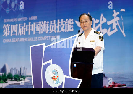 Zhoushan, China Zhejiang Provinz. 25. Juni 2017. Xu Ruqing, Leiter des Fachbereichs Seefahrt des Transportministeriums von China, spricht bei der Eröffnungsfeier des 4. China Seemann Skills Competition in Zhoushan, Ost-China Zhejiang Provinz, 25. Juni 2017. Die 5-Tage-Wettbewerb startete hier am Sonntag. Insgesamt 525 Seeleute, darunter 34 Menschen aus China Taiwan, Macao und Hongkong, besucht die Konkurrenz. Bildnachweis: Shen Bohan/Xinhua/Alamy Live-Nachrichten Stockfoto