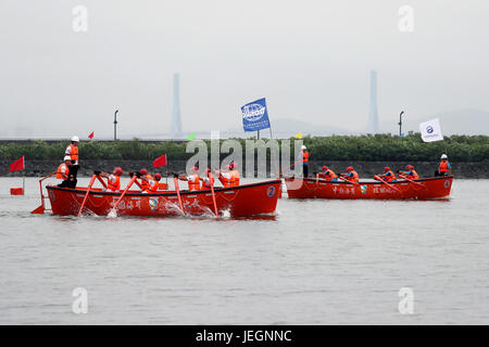 Zhoushan, China Zhejiang Provinz. 25. Juni 2017. Seeleute konkurrieren in Rettungsboot Rudern Spiel während der 4. China Seemann Skills Competition in Zhoushan, Ost-China Zhejiang Provinz, 25. Juni 2017. Die 5-Tage-Wettbewerb startete hier am Sonntag. Insgesamt 525 Seeleute, darunter 34 Menschen aus China Taiwan, Macao und Hongkong, besucht die Konkurrenz. Bildnachweis: Shen Bohan/Xinhua/Alamy Live-Nachrichten Stockfoto