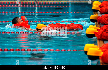 Zhoushan, China Zhejiang Provinz. 25. Juni 2017. Seeleute konkurrieren in Seemann Triathlon während der 4. China Seemann Skills Competition in Zhoushan, Ost-China Zhejiang Provinz, 25. Juni 2017. Die 5-Tage-Wettbewerb startete hier am Sonntag. Insgesamt 525 Seeleute, darunter 34 Menschen aus China Taiwan, Macao und Hongkong, besucht die Konkurrenz. Bildnachweis: Shen Bohan/Xinhua/Alamy Live-Nachrichten Stockfoto