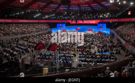 Dortmund, Deutschland. 25. Juni 2017. Altkanzler Gerhard Schröder richtet sich Parteimitglieder aus dem Podium spezielle Nominierungswahlen der SPD für den Abschluss der Party-Programm für die bevorstehende Bundestagswahl in Dortmund, Deutschland, 25. Juni 2017 statt. Foto: Jonas Güttler/Dpa/Alamy Live News Stockfoto