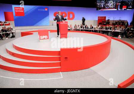 Dortmund, Deutschland. 25. Juni 2017. Altkanzler Gerhard Schröder richtet sich Parteimitglieder aus dem Podium spezielle Nominierungswahlen der SPD für den Abschluss der Party-Programm für die bevorstehende Bundestagswahl in Dortmund, Deutschland, 25. Juni 2017 statt. Foto: Kay Nietfeld/Dpa/Alamy Live News Stockfoto