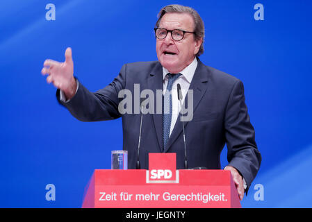 Dortmund, Deutschland. 25. Juni 2017. Altkanzler Gerhard Schröder richtet sich an Partei-Delegierten aus dem Podium spezielle Nominierungswahlen der SPD für den Abschluss der Party-Programm für den kommenden Bundestagswahlen statt in Dortmund, Deutschland, 25. Juni 2017. Foto: Kay Nietfeld/Dpa/Alamy Live News Stockfoto