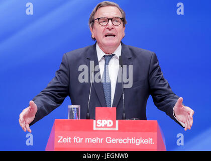 Dortmund, Deutschland. 25. Juni 2017. Altkanzler Gerhard Schröder richtet sich an Partei-Delegierten aus dem Podium spezielle Nominierungswahlen der SPD für den Abschluss der Party-Programm für den kommenden Bundestagswahlen statt in Dortmund, Deutschland, 25. Juni 2017. Foto: Kay Nietfeld/Dpa/Alamy Live News Stockfoto