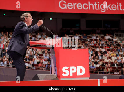 Dortmund, Deutschland. 25. Juni 2017. Altkanzler Gerhard Schröder richtet sich an Partei-Delegierten aus dem Podium spezielle Nominierungswahlen der SPD für den Abschluss der Party-Programm für den kommenden Bundestagswahlen statt in Dortmund, Deutschland, 25. Juni 2017. Foto: Kay Nietfeld/Dpa/Alamy Live News Stockfoto