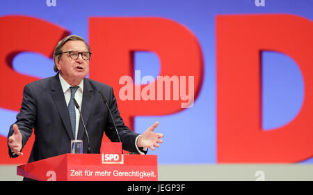 Dortmund, Deutschland. 25. Juni 2017. Altkanzler Gerhard Schröder richtet sich an Partei-Delegierten aus dem Podium spezielle Nominierungswahlen der SPD für den Abschluss der Party-Programm für den kommenden Bundestagswahlen statt in Dortmund, Deutschland, 25. Juni 2017. Foto: Kay Nietfeld/Dpa/Alamy Live News Stockfoto