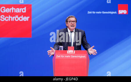 Dortmund, Deutschland. 25. Juni 2017. Altkanzler Gerhard Schröder richtet sich an Partei-Delegierten aus dem Podium spezielle Nominierungswahlen der SPD für den Abschluss der Party-Programm für den kommenden Bundestagswahlen statt in Dortmund, Deutschland, 25. Juni 2017. Foto: Kay Nietfeld/Dpa/Alamy Live News Stockfoto