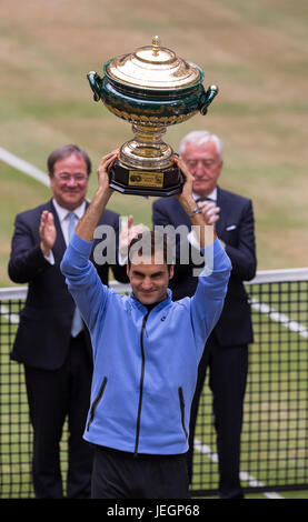 Roger Federer der Schweiz mit der Gerry Weber-Trophäe nach seinem Sieg im Finale der Gerry Weber Open in Halle. Stockfoto