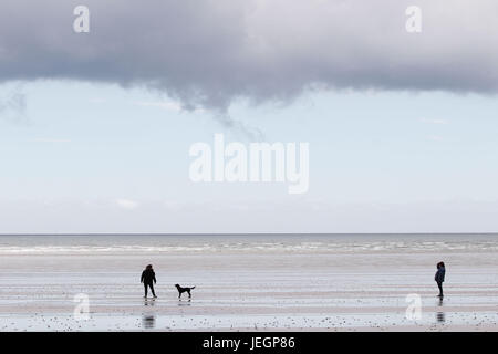 Carmarthenshire, UK. 25. Juni 2017.  Wetter: Regen Wolken über die Carmarthenshire Küste bei Pendine mit vereinzelten Schauern im Landesinneren, während blue Skys heraus zum Meer über den Brsitol Kanal bestehen. Bildnachweis: Gareth Llewelyn/Alamy Live-Nachrichten. Stockfoto