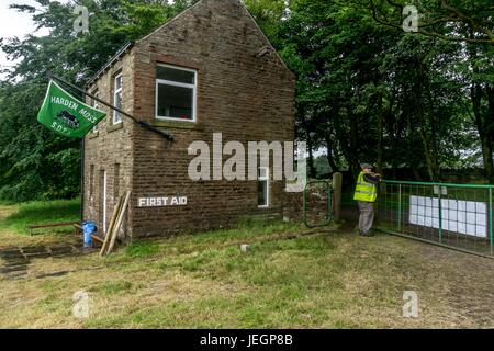 Verhärten Sie Moos, Holmfirth, UK. 25. Juni 2017. Die Massen wegbleiben bei den Harden Moss Schaf Hund Prozessen vor dem Regen. Bildnachweis: CARL DICKINSON/Alamy Live-Nachrichten Stockfoto