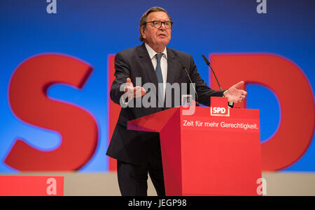 Dortmund, Deutschland. 25. Juni 2017. Altkanzler Gerhard Schröder richtet sich Parteimitglieder aus dem Podium spezielle Nominierungswahlen der SPD für den Abschluss der Party-Programm für die bevorstehende Bundestagswahl in Dortmund, Deutschland, 25. Juni 2017 statt. Foto: Guido Kirchner/Dpa/Alamy Live News Stockfoto