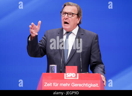 Dortmund, Deutschland. 25. Juni 2017. Altkanzler Gerhard Schröder richtet sich Parteimitglieder aus dem Podium spezielle Nominierungswahlen der SPD für den Abschluss der Party-Programm für die bevorstehende Bundestagswahl in Dortmund, Deutschland, 25. Juni 2017 statt. Foto: Kay Nietfeld/Dpa/Alamy Live News Stockfoto