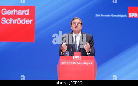 Dortmund, Deutschland. 25. Juni 2017. Altkanzler Gerhard Schröder richtet sich Parteimitglieder aus dem Podium spezielle Nominierungswahlen der SPD für den Abschluss der Party-Programm für die bevorstehende Bundestagswahl in Dortmund, Deutschland, 25. Juni 2017 statt. Foto: Kay Nietfeld/Dpa/Alamy Live News Stockfoto