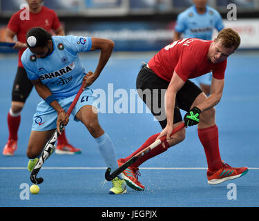 London, UK. 25. Juni 2017. Akashdeep SINGH (IND), Gordon JOHNSTON (CAN) versuchten, den Ball während der Held Hockey World League Halbfinale (Männer) Indai Vs Kanada an Lee Valley Hockey und Tennis-Center am Sonntag. Bildnachweis: Taka Wu/Alamy Live-Nachrichten Stockfoto