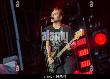 Mark Hoppus, Bassist und Sänger der Band "Blink-182", spielt beim Auftritt der Band am zweiten Tag des Hurricane Festival in Scheeßel, Deutschland, 24. Juni 2017. Die 21. Ausgabe des Festivals findet zwischen 23 und 25 Juni statt. Foto: Sebastian Gollnow/dpa Stockfoto