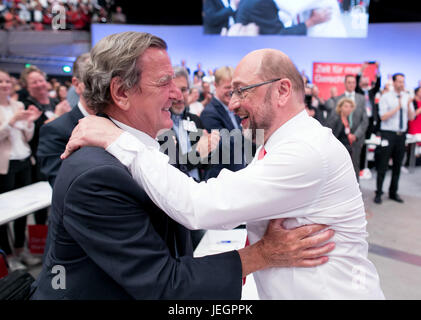 Dortmund, Deutschland. 25. Juni 2017. Dpatop - ehemaliger Bundeskanzler Gerhard Schröder (L) und Kandidat für Bundeskanzler und SPD-Vorsitzenden Martin Schulz Umarmung spezielle Nominierungswahlen der SPD für den Abschluss der Party-Programm für den kommenden Bundestagswahlen statt in Dortmund, Deutschland, 25. Juni 2017. Foto: Jonas Güttler/Dpa/Alamy Live News Stockfoto