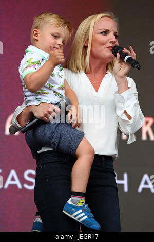 London, UK. 25. Juni 2017. Kerry Ellis und ihr Sohn im West End Live Theater Showcase, Trafalgar Square, London, Credit: Paul Brown/Alamy Live News Stockfoto