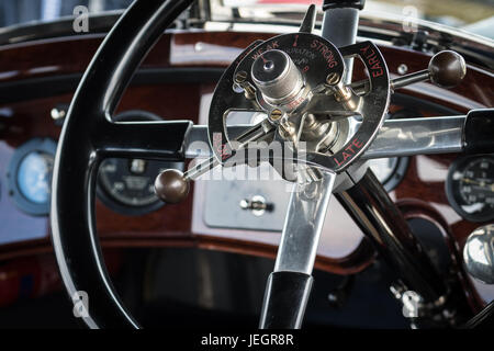 Stamford, UK. 25. Juni 2017. Weltweit größte Rolls-Royce-Kundgebung am Burghley house 25.06.2017 Credit: Marc Wheatley/Alamy Live News Stockfoto