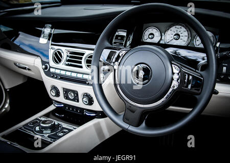 Stamford, UK. 25. Juni 2017. Weltweit größte Rolls-Royce-Kundgebung am Burghley house 25.06.2017 Credit: Marc Wheatley/Alamy Live News Stockfoto