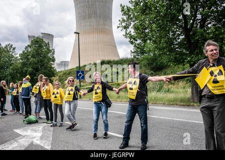 Tihange, Wallonien, Belgien. 25. Juni 2017. Belgische, niederländische und deutsche Bürger halten die Prostest im in der Nähe das Kernkraftwerk Tihange in Belgien auf 25.06.2017 Demonstranten 90 km lange Menschenkette in Tihange, Weitergabe von Maastricht in den Niederlanden bis nach Aachen erstellt. Die Organisatoren der Aktion fordern die sofortige Abschaltung der Kernkraftwerke Tihange 2 und Doel 3. von Wiktor Dabkowski Credit: Wiktor Dabkowski/ZUMA Draht/Alamy Live-Nachrichten Stockfoto