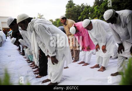 Allahabad, Uttar Pradesh, Indien. 25. Juni 2017. Allahabad: Indische Muslime bieten Gebet am Vorabend des Eid-Ul-Fitr Festival in Allahabad am 25.06.2017. Bildnachweis: Prabhat Kumar Verma/ZUMA Draht/Alamy Live-Nachrichten Stockfoto