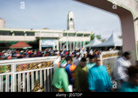Selangor, Malaysia. 25. Juni 2017. Tausende von muslimischen Gläubigen versammelt, um Eid Al-Fitr Gebete in der Moschee Nurul Ihsan in Selangors Stadt am ersten Tag des Eid Al-Fitr am 25. Juni 2017 durchzuführen. Eid al-Fitr 2017 durch Muslime aus der ganzen Welt gefeiert. Bildnachweis: Mohd Hafiz Bombe2 Shah/Alamy Live-Nachrichten Stockfoto
