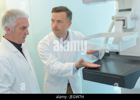 Arzt einen anderen Arzt erklären, wie funktioniert die neue Xray-Maschine Stockfoto