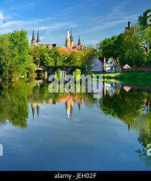 Der Merseburger Dom und Schloss Merseburg spiegeln sich in den Fluss Saale, Merseburg, Sachsen-Anhalt, Deutschland Stockfoto