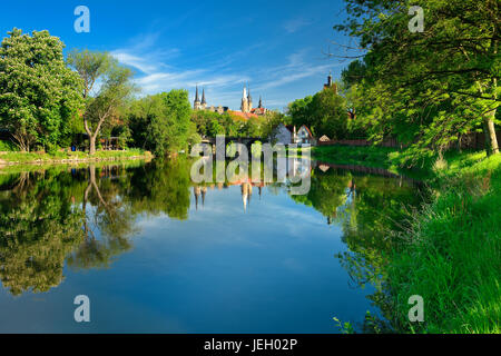 Der Merseburger Dom und Schloss Merseburg spiegeln sich in den Fluss Saale, Merseburg, Sachsen-Anhalt, Deutschland Stockfoto