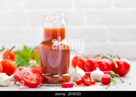 Tomaten-Ketchup, Chili sauce, Tomaten mit Paprika, Tomaten und Knoblauch pürieren Stockfoto