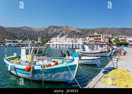 Angelboote/Fischerboote in See Überlieferung, Agios Nikolaos, Kreta, Griechenland Stockfoto