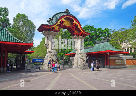 Elefant-Tor, Zoologischer Garten, Tiergarten, Berlin, Deutschland Stockfoto