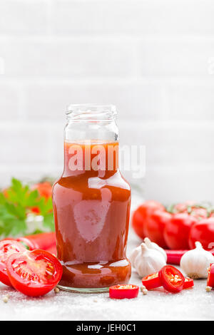 Tomaten-Ketchup, Chili sauce, Tomaten mit Paprika, Tomaten und Knoblauch pürieren Stockfoto