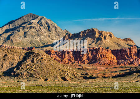 Schüssel mit Feuer, schlammigen Peak hinter Ansicht von Northshore Road, Mojave-Wüste, Lake Mead National Recreation Area, Nevada, USA Stockfoto