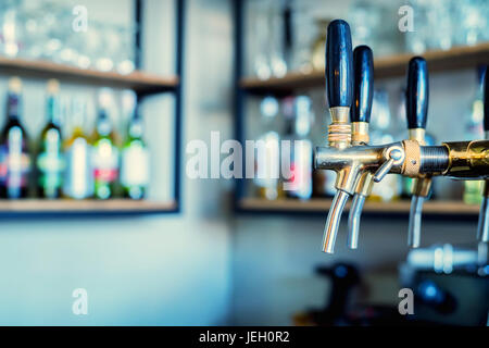 Chrom-Bier-Armaturen in modernen bar Stockfoto