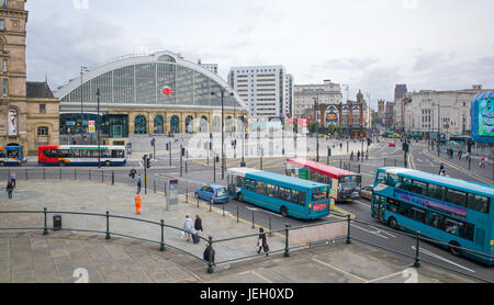 Drei Busse und zwei Autos in St George's Place in Lime Street, mit gewölbten Bahnhofshalle der Lime Street Station hinter, Liverpool, Großbritannien Stockfoto