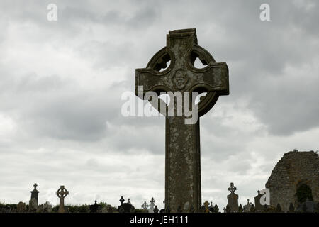 mittelalterliche keltische Kreuz auf dem Ardboe Friedhof Stockfoto