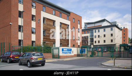 Autos in Moira Straße geparkt außerhalb Liberty Prospect Point student Unterkunft in Liverpool, Großbritannien Stockfoto