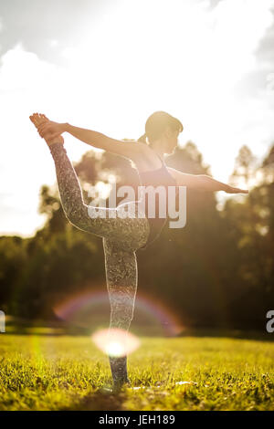 Kaukasische Frau im Yoga stehen Gleichgewicht Natarajasana. Ansicht von hinten Stockfoto