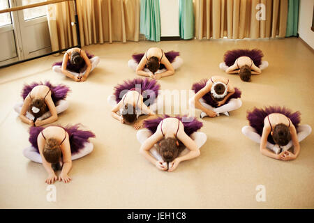 Baby Ballerinas im Ballett studio Stockfoto