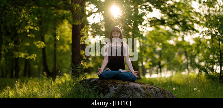 Meditation-gesundes Leben-Übung-Konzept. Meditation und Entspannung in Padmasana Lotus darstellen Stockfoto