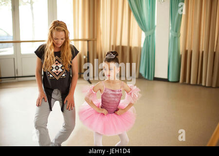 Baby Ballerinas im Ballett studio Stockfoto