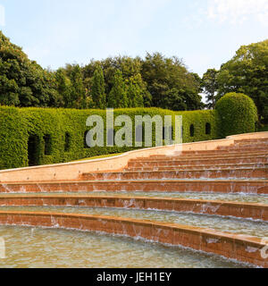 Die große Kaskade ist das Herzstück von Alnwick Gardens.  Im Jahr 2001 eröffnete ist die große Kaskade das größte Wasserspiel seiner Art in Großbritannien. Stockfoto