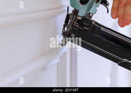 Messgerät beenden Nagler Mann genagelt Latten Zollhaus Bauunternehmer Stockfoto