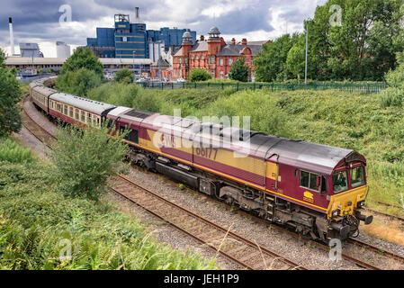 Liverpool Docker Railtour geschleppten 2 EWS Klasse 66 Loks durch Warrington Bank Quay niedrige Station am Samstag, den 24. Juni. Stockfoto