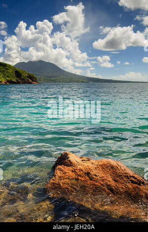Kleine Muschel Bay.  Die Aussicht vom kleine Muschel Bay auf der Karibikinsel St. Kitts in Westindien.  Nevis kann im Hintergrund zu sehen. Stockfoto