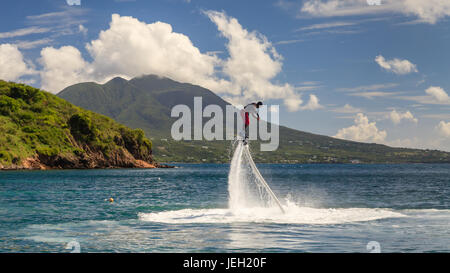 Flyboard. Flyboard demonstriert auf kleine Muschel Bay.  Das Flyboard entwickelte sich im Jahr 2011 mit der ersten Weltmeisterschaft findet in 2012. Stockfoto