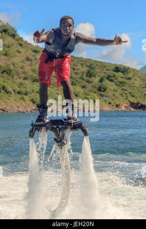 Flyboard. Flyboard demonstriert auf kleine Muschel Bay.  Das Flyboard entwickelte sich im Jahr 2011 mit der ersten Weltmeisterschaft findet in 2012. Stockfoto