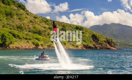 Flyboard. Flyboard demonstriert auf kleine Muschel Bay.  Das Flyboard entwickelte sich im Jahr 2011 mit der ersten Weltmeisterschaft findet in 2012. Stockfoto