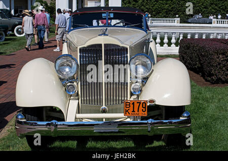 HERSHEY, PA-Juni 11, 2017:1934 Packard 1106 zwölf Runabout Speedster, LeBaron steht auf dem Display im Eleganz bei Hershey. Stockfoto